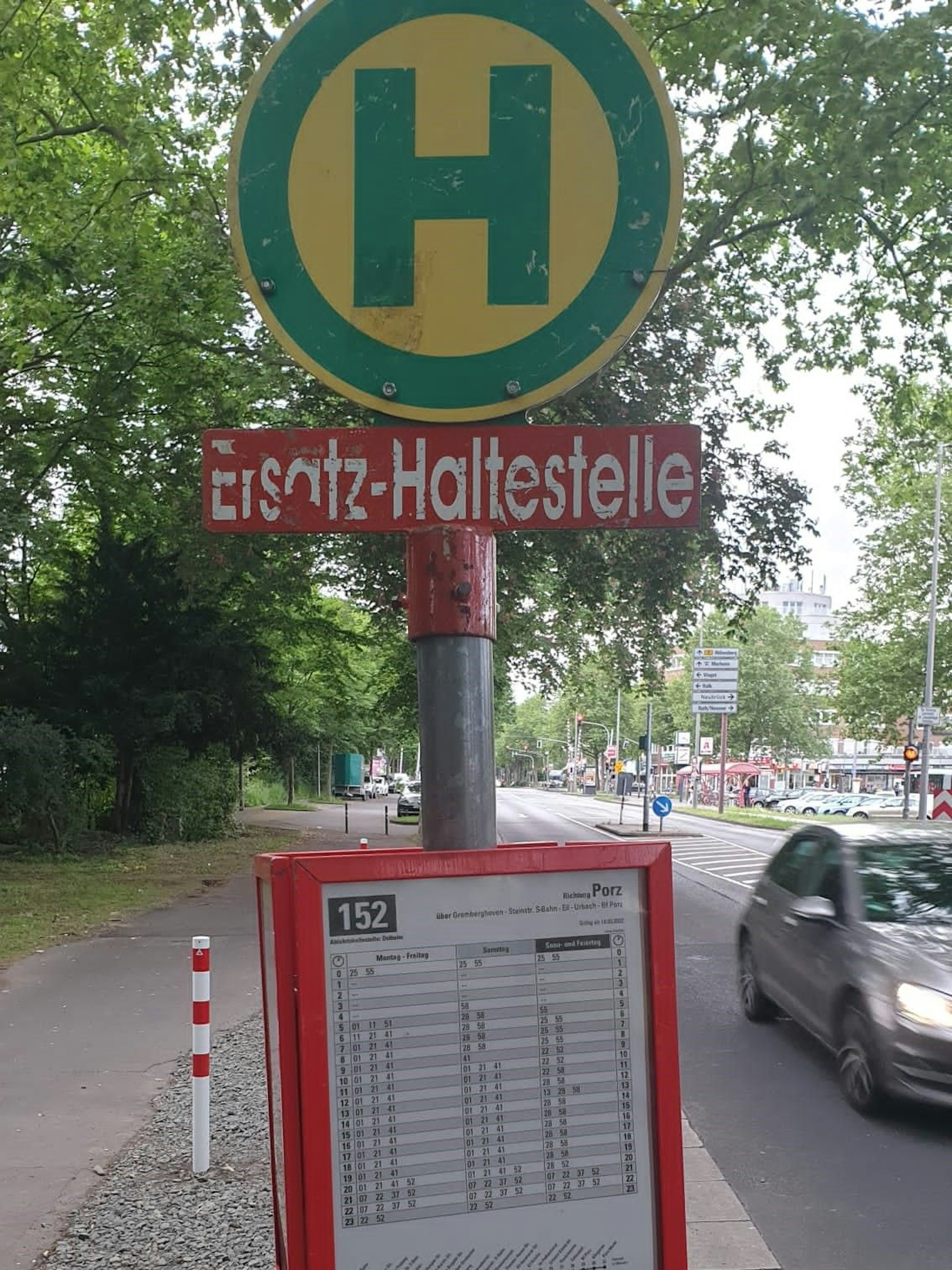 Ersatzhaltestelle der Buslinie 152 an der Frankfurter Straße in Köln-Ostheim.