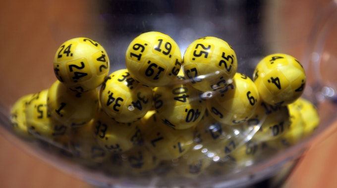 Gelbe Eurojackpot-Kugeln liegen im Ziehungsgerät.&nbsp;