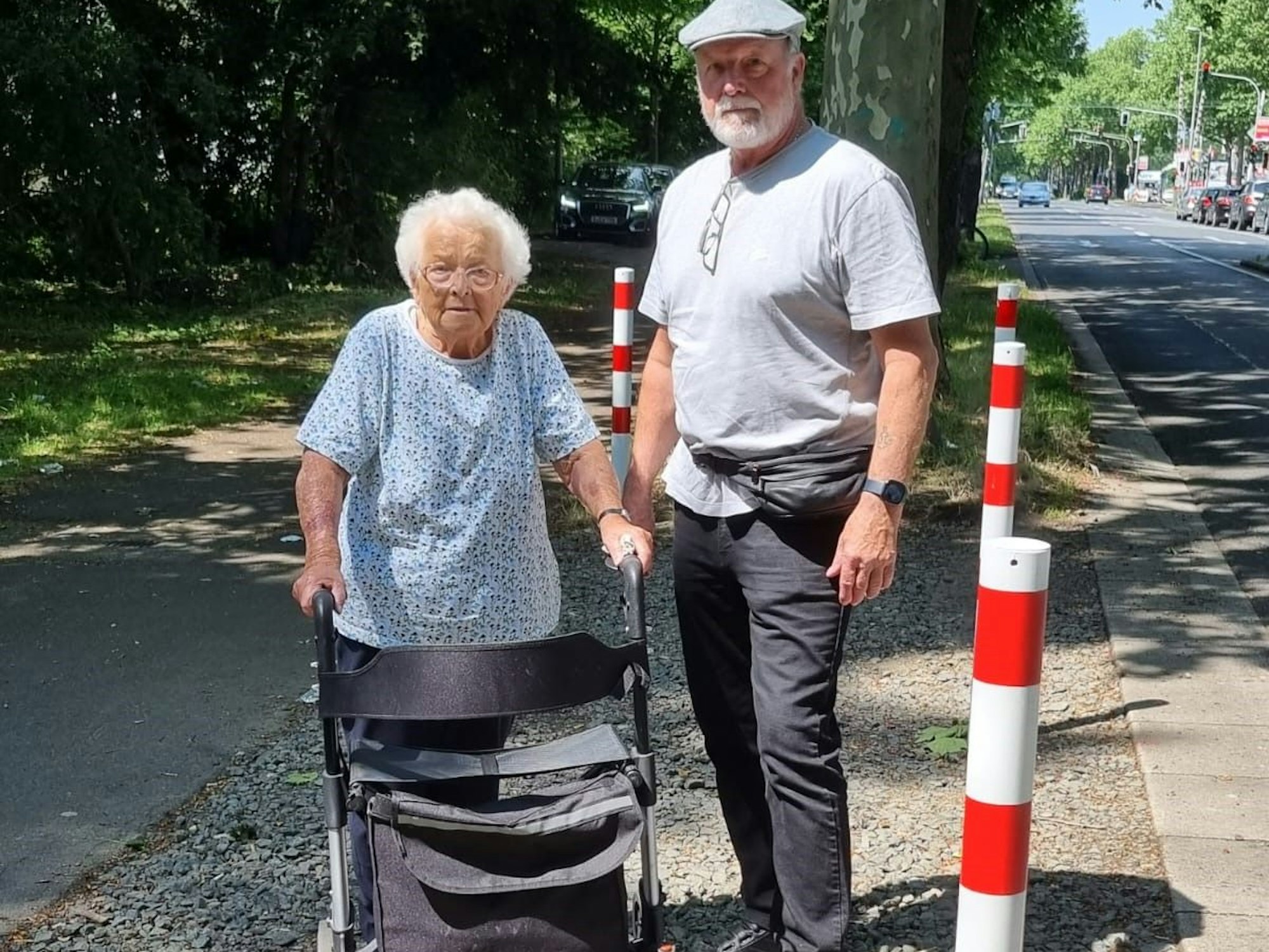 Werner Mittelstaedt (66) steht neben seiner Mutter Christel (87), die ihren Rollator festhält, neben der Frankfurter Straße in Köln-Ostheim.