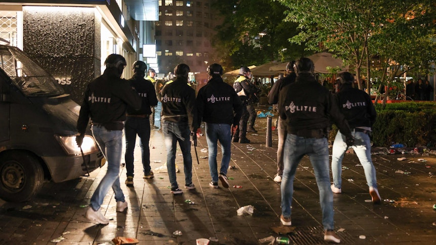 Polizisten patrouillieren am späten Mittwochabend (25. Mai 2022) in Rotterdam.