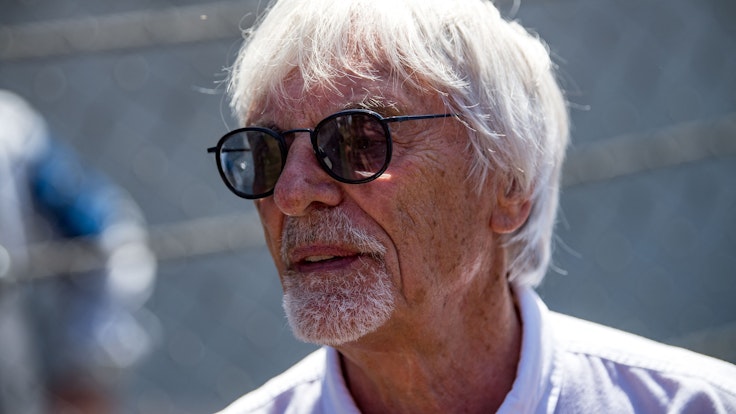 Bernie Ecclestone steht beim Rennen der Formel 1 in Spielberg abseits der Strecke