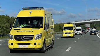 Mehrere Krankenwagen sind auf einer Autobahn unterwegs.