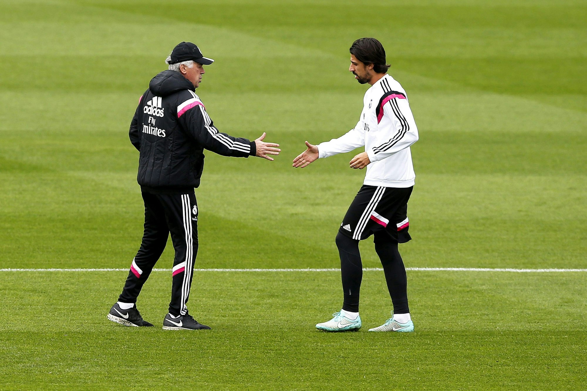 Sami Khedira (rechts) gibt Carlo Ancelotti im Training die Hand.