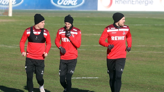 Jorge Meré, Dominick Drexler und Rafael Czichos drehen gemeinsam eine Laufrunde beim FC-Training.