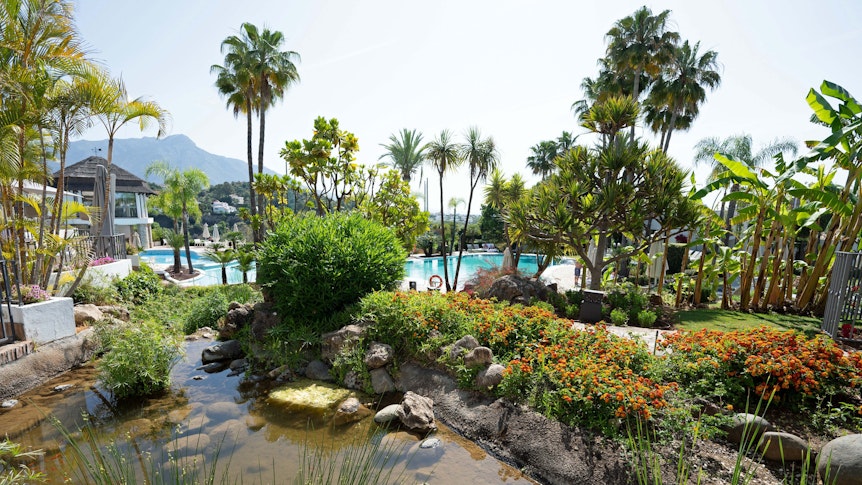 Die deutsche Nationalmannschaft ist im spanischen Trainingslager derzeit im „The Westin La Quinta Golf Resort & Spa“ in Marbella untergebracht. Diese Aufnahme stammt vom 23. Mai 2022. Zu sehen sind ein herrlicher Pool und zahlreiche Pflanzen.