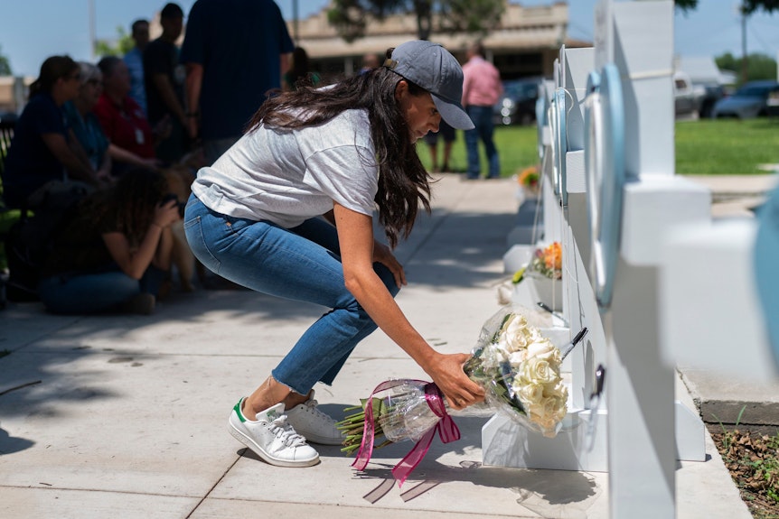 Meghan Markle legt an der Gedenkstätte für die bei einem Massaker getöteten Schülerinnen und Schüler einen Blumenstrauß nieder.