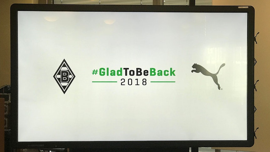 Seit 2018 ist Puma Ausrüster bei Fußball-Bundesligist Borussia Mönchengladbach. Zu sehen sind die Logos von Borussia und Puma auf einem TV-Schirm. Dazu ein Slogan.
