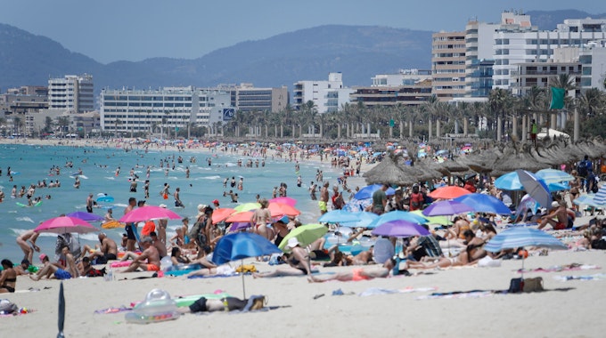Palma de Mallorca: Touristen genießen die Sonne am Strand von Arenal.