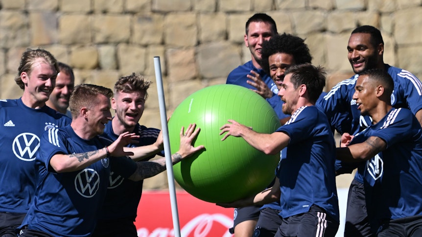 Jonas Hofmann (2.v.r.), DFB-Nationalspieler und Profi von Fußball-Bundesligist Borussia Mönchengladbach, kämpft während einer Trainingseinheit (24. Mai 2022) im spanischen Marbella mit seinen Teamkollegen um einen Ball. Hofmann hat die Hände am Ball.