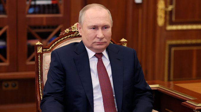 Der russische Präsident Wladimir Putin hört dem russischen Beauftragten für Unternehmerrechte, Boris Titow, während ihres Treffens im Kreml, zu.