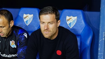 Welt- und Europameister Xabi Alonso ist nicht mehr Trainer der B-Mannschaft von Real Sociedad. Auf diesem Foto ist der Spanier am 4. November 2021 zu sehen. Alonso sitzt auf der Trainerbank in Malaga.