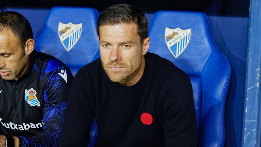 Welt- und Europameister Xabi Alonso ist nicht mehr Trainer der B-Mannschaft von Real Sociedad. Auf diesem Foto ist der Spanier am 4. November 2021 zu sehen. Alonso sitzt auf der Trainerbank in Malaga.