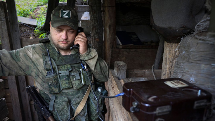 Ein Soldat aus dem prorussischen Separatistengebiet Donezk meldet sich per Militärtelefon bei seinem Kommandeur.