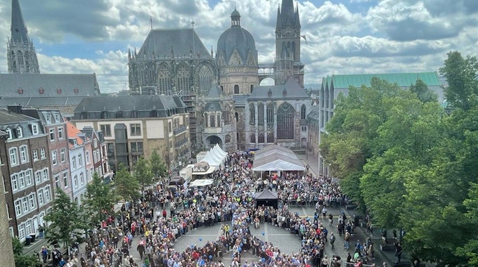 Fall in Aachen: In NRW ist am 26. Mai 2022 ein weiterer Fall von Affenpocken bekannt geworden. Unser Foto wurde im Mai 2022 geschossen und zeigt die Innenstadt von Aachen bei einer Friedenskundgebung.
