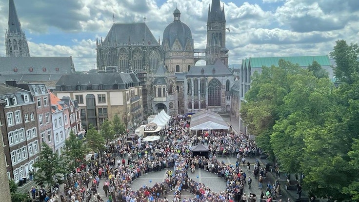 Fall in Aachen: In NRW ist am 26. Mai 2022 ein weiterer Fall von Affenpocken bekannt geworden. Unser Foto wurde im Mai 2022 geschossen und zeigt die Innenstadt von Aachen bei einer Friedenskundgebung.