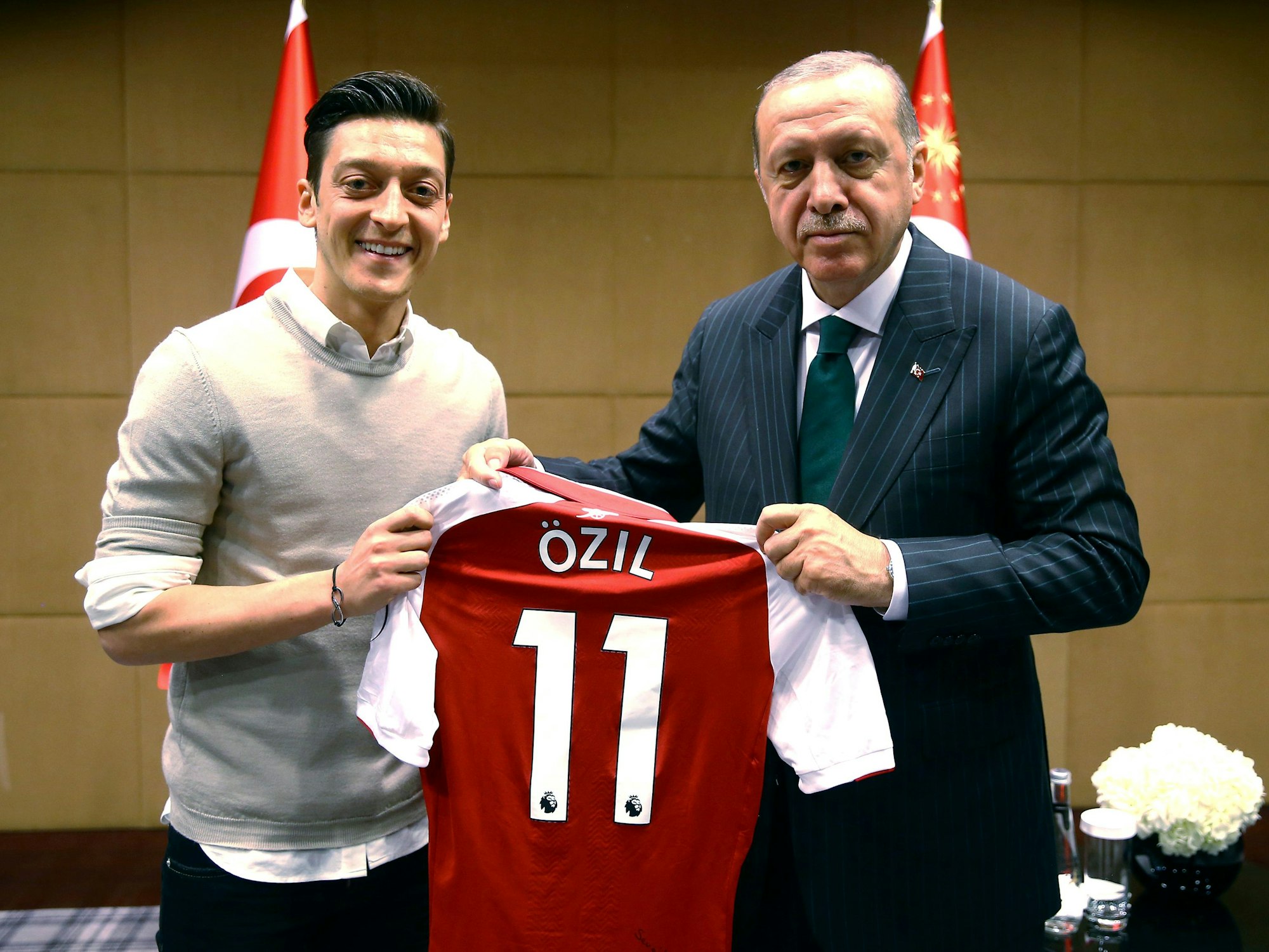 Recep Tayyip Erdogan, Staatspräsident der Türkei, hält zusammen mit Fußballspieler Mesut Özil vom englischen Premier-League-Verein FC Arsenal, ein Trikot von Özil.