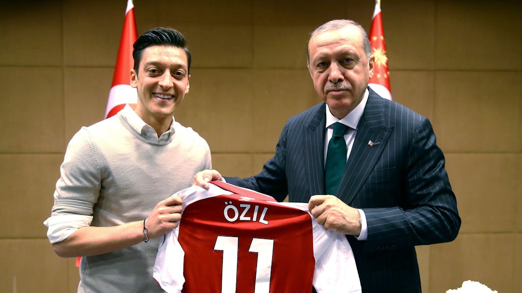 Recep Tayyip Erdogan, Staatspräsident der Türkei, hält zusammen mit Fußballspieler Mesut Özil vom englischen Premier-League-Verein FC Arsenal, ein Trikot von Özil.