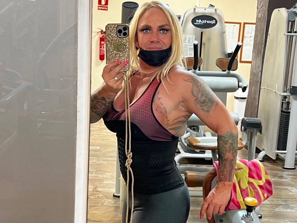 Caro Robens prend un selfie d'elle-même dans le miroir en faisant de l'exercice le 25 février 2022.