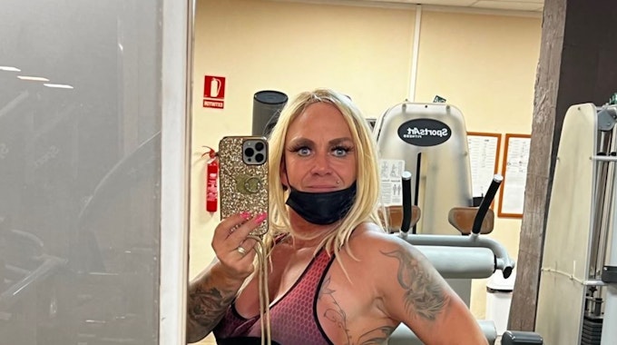 Caro Robens macht ein Selfie im Fitnessstudio.