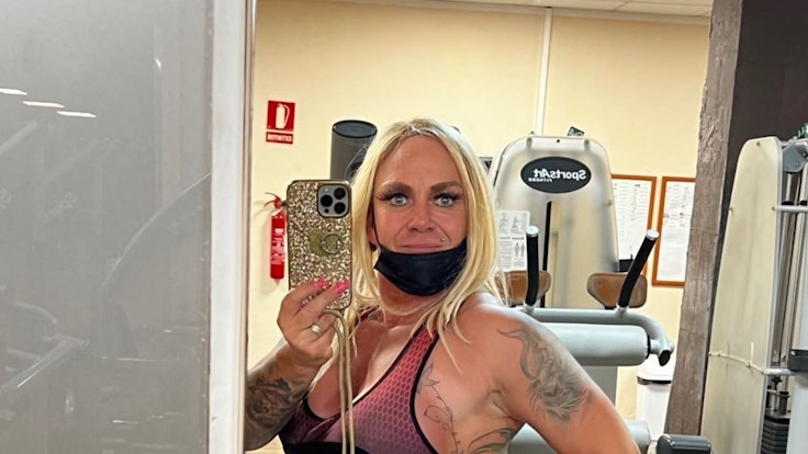 Caro Robens macht am 25. Februar 2022 ein Selfie von sich im Spiegel, während sie beim Training ist.