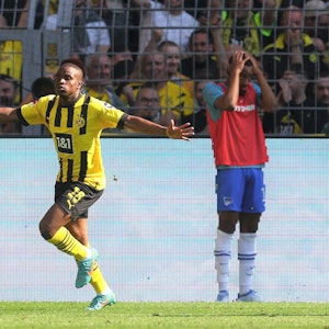 Youssoufa Moukoko jubelt über sein Tor für Borussia Dortmund gegen Hertha BSC