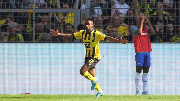 Youssoufa Moukoko jubelt über sein Tor für Borussia Dortmund gegen Hertha BSC