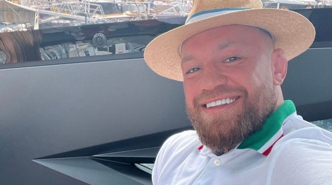 Conor McGregor sitzt auf seiner Yacht im Hafen von Monaco. Das Selfie postete er am 26. Mai 2022 auf seinen Instagram-Account @thenotoriousmma