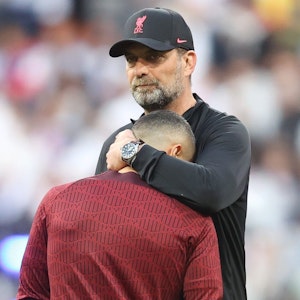Jürgen Klopp tröstet Mittelfeldspieler Thiago nach dessen Ausfall beim Aufwärmen vor dem Finale der Champions League