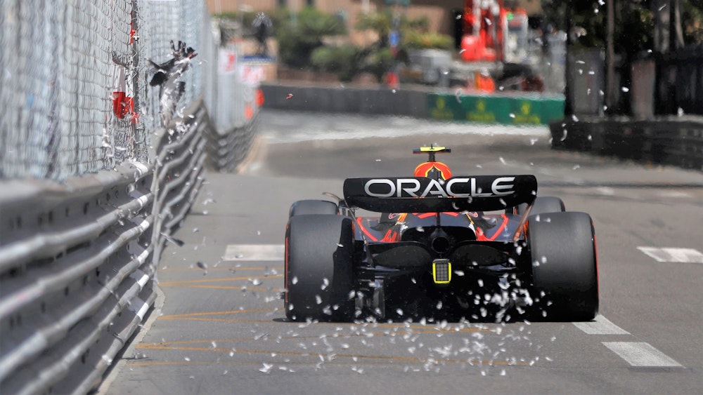 Nach einer Kollision mit dem Formel-1-Boliden von Sergio Pérez wird eine gerupfte Taube durch die Luft gewirbelt, Federn fliegen umher.