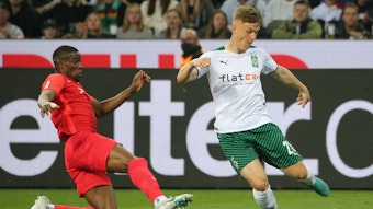 Luca Netz gewinnt den Ball gegen Nordi Mukiele. Aufgenommen während der Bundesliga-Partie zwischen Borussia Mönchengladbach und RB Leipzig am 02. Mai 2022.