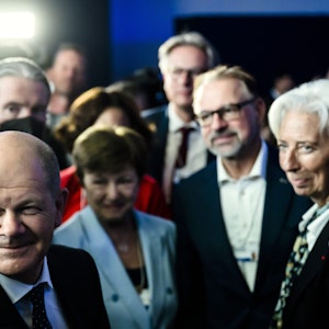Bundeskanzler Olaf Scholz (l) reagiert neben Christine Lagarde (2.v.r), Präsidentin der Europäischen Zentralbank, während des 51. jährlichen Treffens des Weltwirtschaftsforums (WEF).