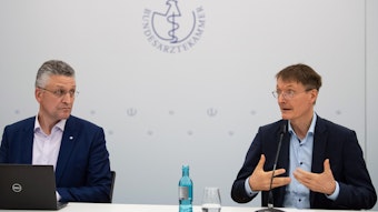 RKI-Chef Lothar Wieler (links), hier bei einer Pressekonferenz auf dem Deutschen Ärztetag am 24. Mai 2022 in Bremen an der Seite von Bundesgesundheitsminister Karl Lauterbach (r, SPD), will für eine mögliche Corona-Welle im Herbst gerüstet sein.