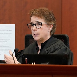 Richterin Penney Azcarate erinnerteam 27. Mai 2022 die sieben Geschworenen vor Gericht in Fairfax im US-Bundesstaat Virginia daran, zu einem einstimmigen Schluss im Verleumdungsprozess zwischen Amber Heard und Johnny Depp kommen zu müssen.