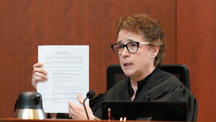 Richterin Penney Azcarate erinnerteam 27. Mai 2022 die sieben Geschworenen vor Gericht in Fairfax im US-Bundesstaat Virginia daran, zu einem einstimmigen Schluss im Verleumdungsprozess zwischen Amber Heard und Johnny Depp kommen zu müssen.
