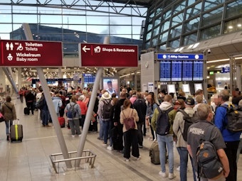 Lange Schlange vor der Sicherheitskontrolle am Düsseldorfer Flughafen.