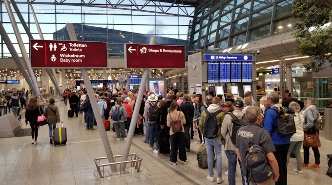 Lange Schlange vor der Sicherheitskontrolle am Düsseldorfer Flughafen.