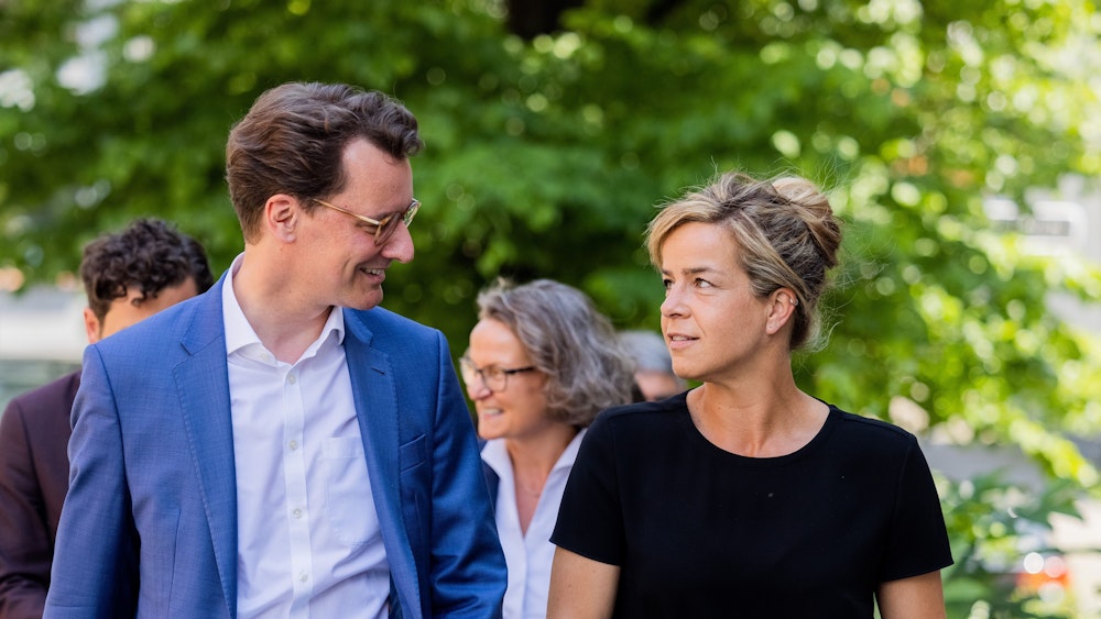Hendrik Wüst (l, CDU), Ministerpräsident von Nordrhein-Westfalen, und Mona Neubaur, Spitzenkandidatin und Landesvorsitzende (Bündnis 90/Die Grünen), trafen sich am 18. Mai in Düsseldorf zu ersten Sondierungsgesprächen. Jetzt sollen Koalitionsverhandlungen folgen.