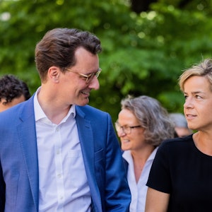 Hendrik Wüst (l, CDU), Ministerpräsident von Nordrhein-Westfalen, und Mona Neubaur, Spitzenkandidatin und Landesvorsitzende (Bündnis 90/Die Grünen), trafen sich am 18. Mai in Düsseldorf zu ersten Sondierungsgesprächen. Jetzt sollen Koalitionsverhandlungen folgen.
