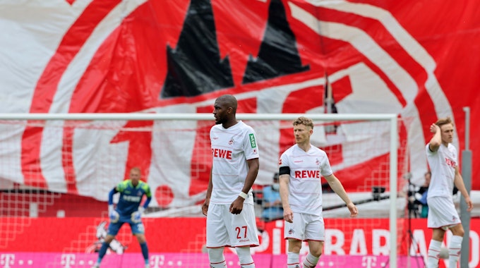 Anthony Modeste (l.) und Florian Kainz beim Heimspiel des 1. FC Köln gegen den VfL Wolfsburg am 7. Mai 2022.