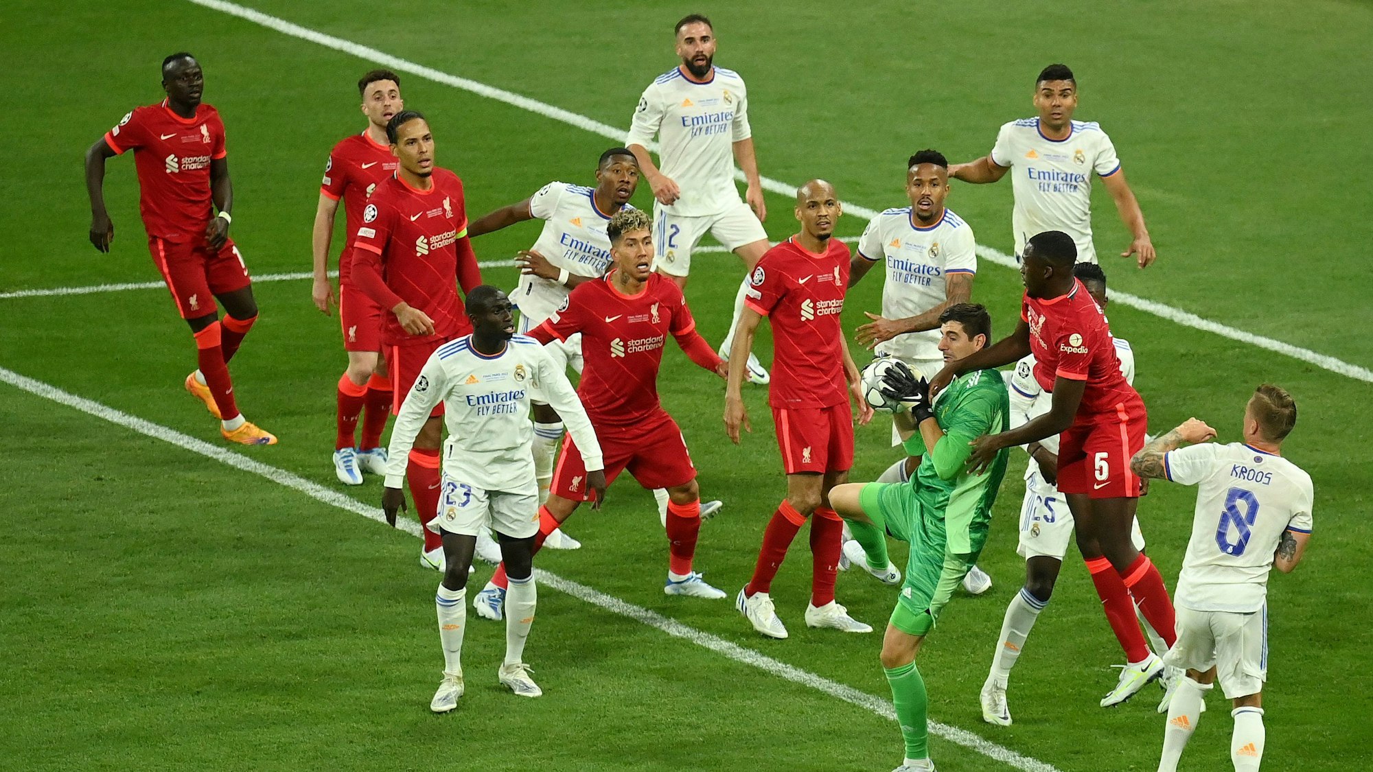 Inmitten des Getümmels greift Thibaut Courtois im Finale der Champions League zu. Der Torwart von Real Madrid war der Mann des Abends.