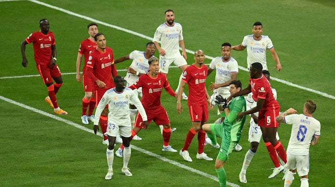 Inmitten des Getümmels greift Thibaut Courtois im Finale der Champions League zu. Der Torwart von Real Madrid war der Mann des Abends.