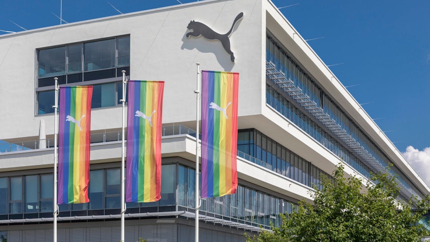 Die Firmenzentrale des Sportartikelherstellers „Puma“ in Herzogenaurach. Dieses Foto stammt vom 23. Juni 2021. Das Firmenlogo ist zu sehen und bunte Fahnen.