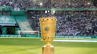 Der DFB-Pokal im Berliner Olympiastadion. Auf diesem Foto ist die Trophäe am 21. Mai 2022 zu sehen. Der Pokal leuchtet in der Abendsonne.