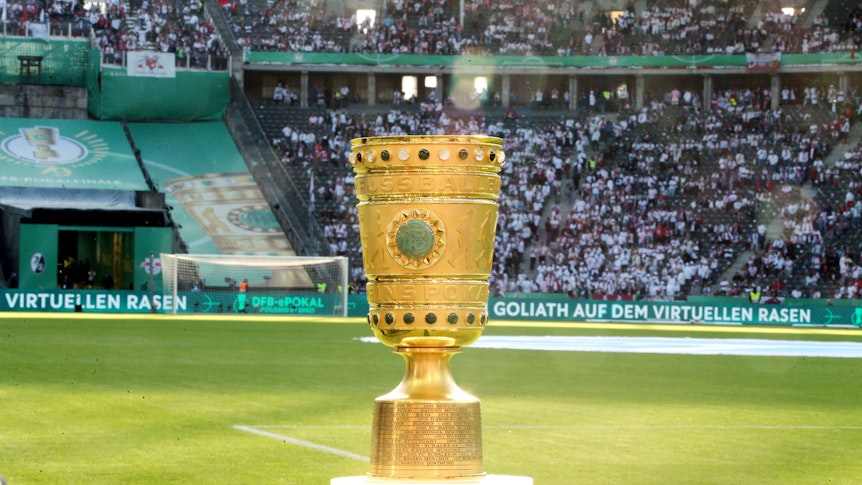 Die DFB-Pokal Trophäe aus der Saison 2021/22.
