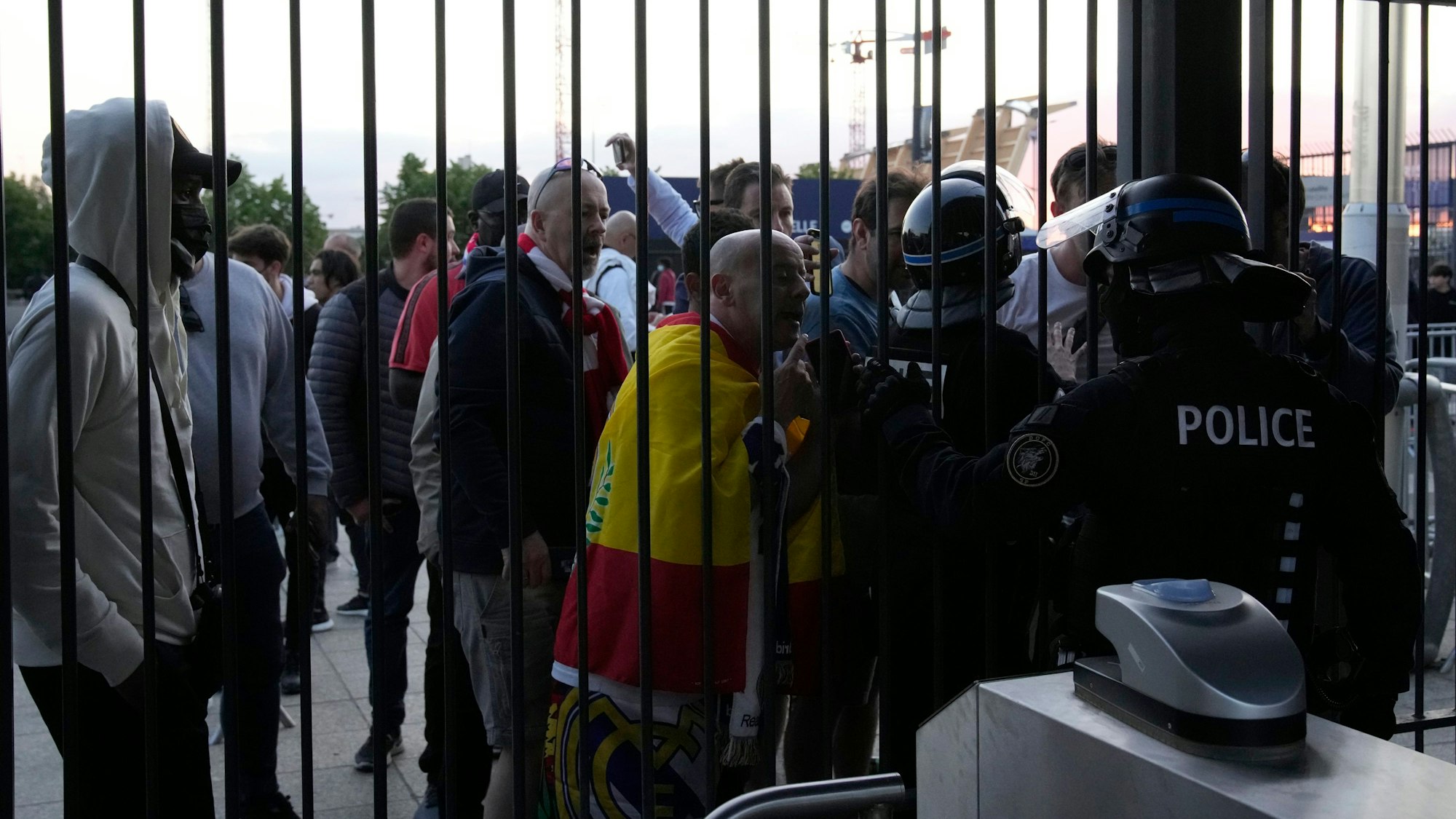Zahlreiche Fans warten vor dem Stade de France und fordern Einlass ins Stadion.