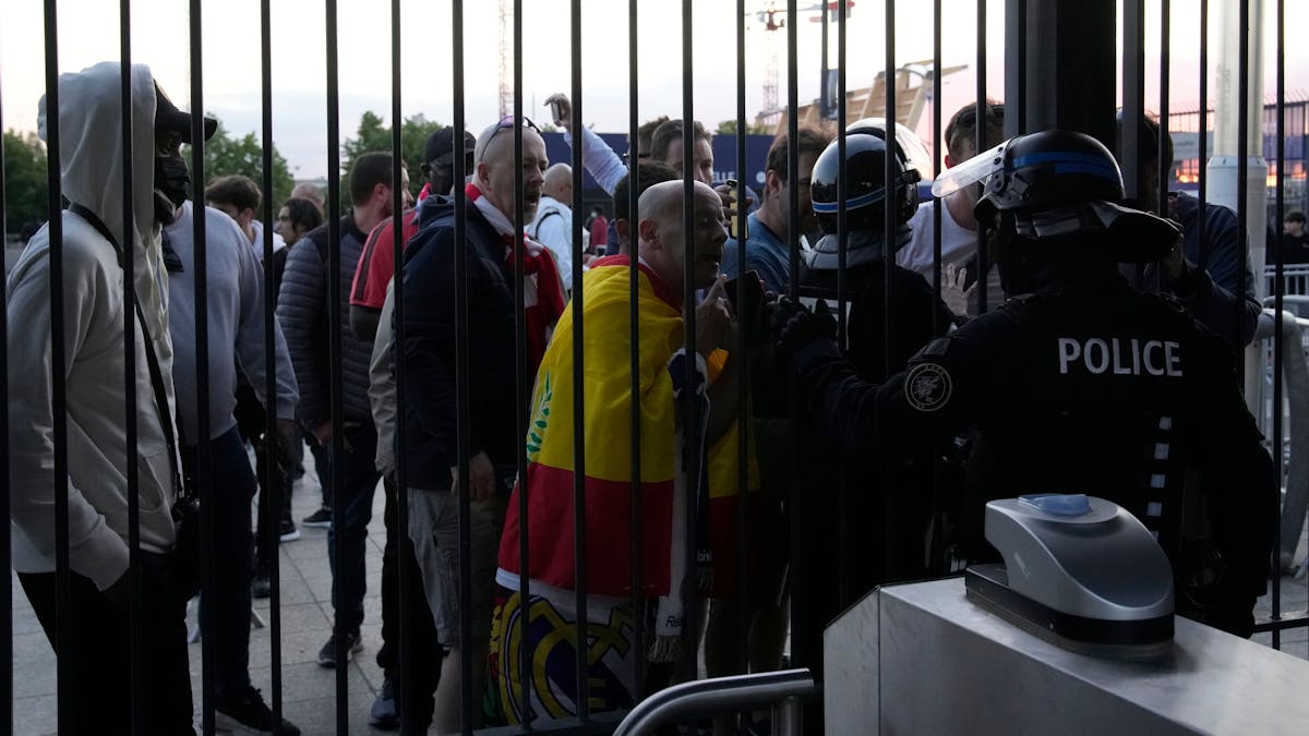 Zahlreiche Fans warten vor dem Stade de France und fordern Einlass ins Stadion.