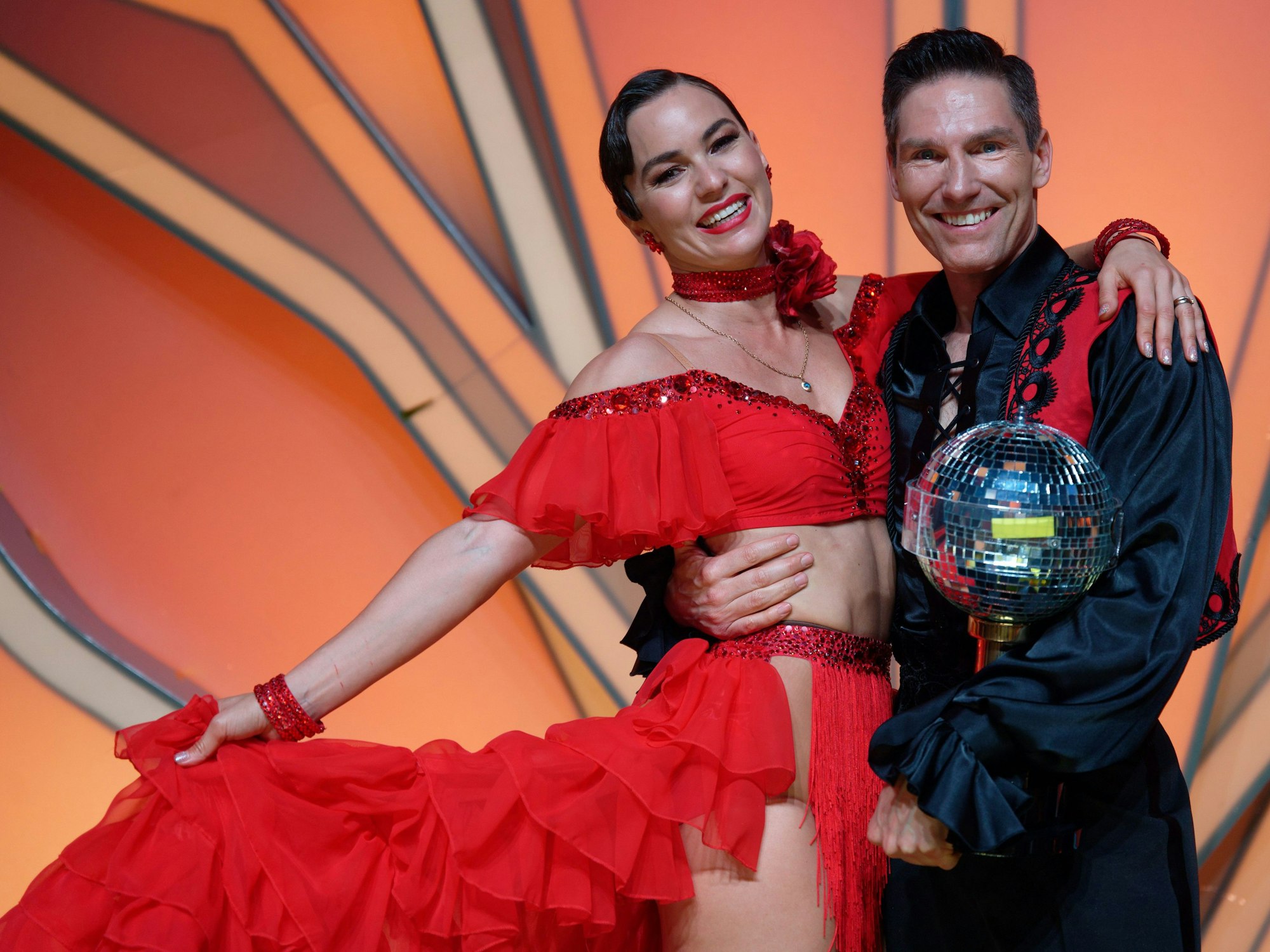 Renata Lusin (l) und Christian Polanc holten sich am 27. Mai 2022 bei der RTL-Tanzshow „Let's Dance Profi Challenge“ in Köln den Siegerpokal.