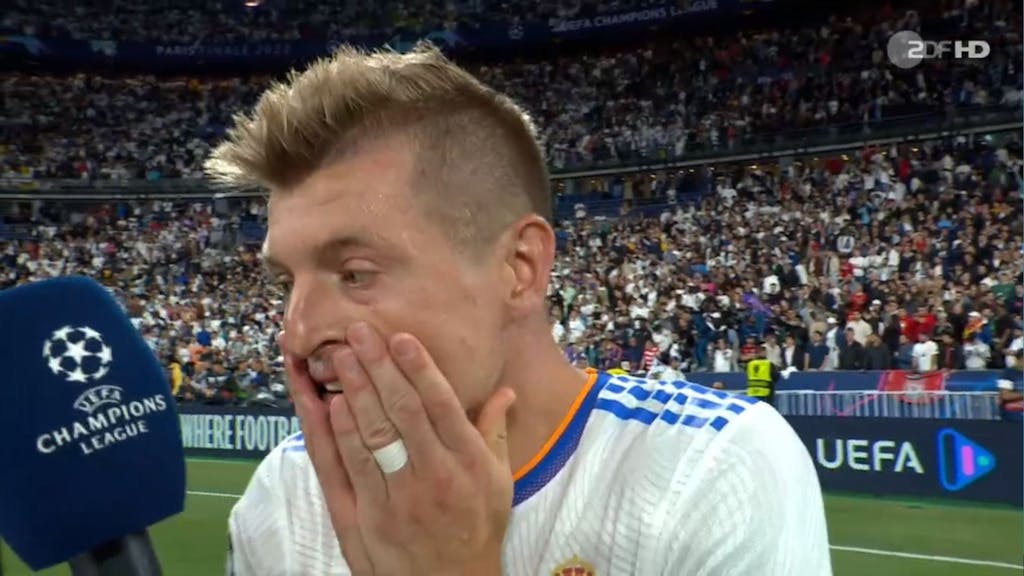 Toni Kroos ärgert sich im ZDF-Interview nach dem Sieg im Finale der Champions League 
