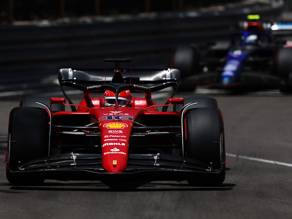 Charles Leclerc fährt im Qualifying der Formel 1 in Monaco über die Strecke.