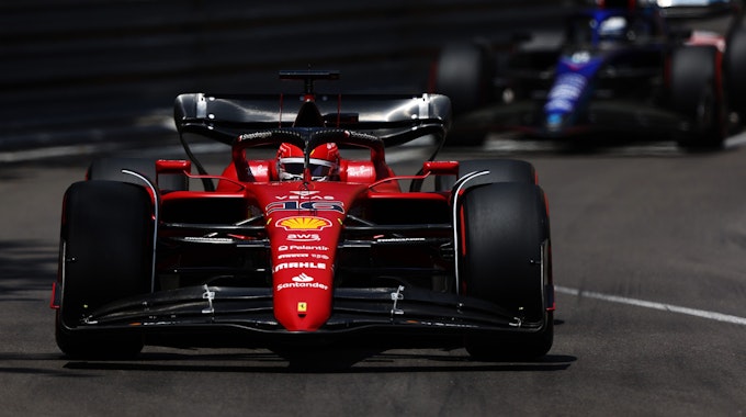 Charles Leclerc fährt im Qualifying der Formel 1 in Monaco über die Strecke.